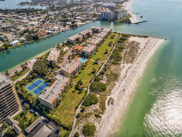 Luxurious Bayfront Condo Steps to beach